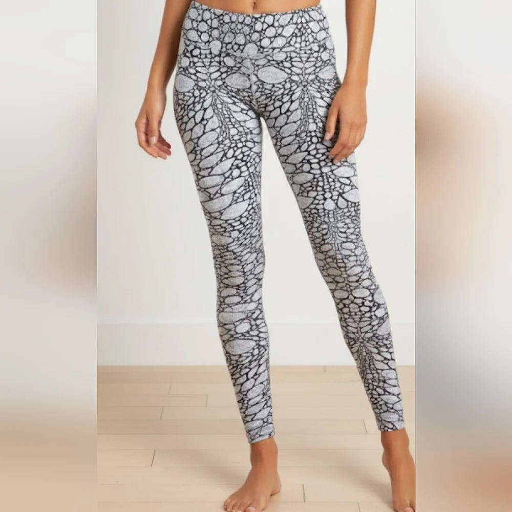 Alo Yoga Iguana Black Gray White Leggings Size XS